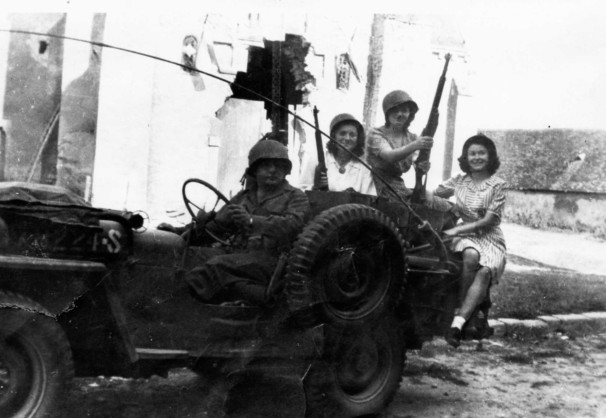 un char pris devant l'église de Chassillé le 8/08/1944